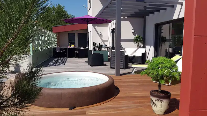 Jacuzzi sur la terrasse du gîte Le Gallus à Boersch, Alsace