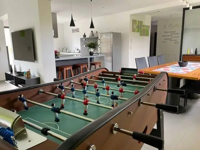 Baby-foot installé dans le salon