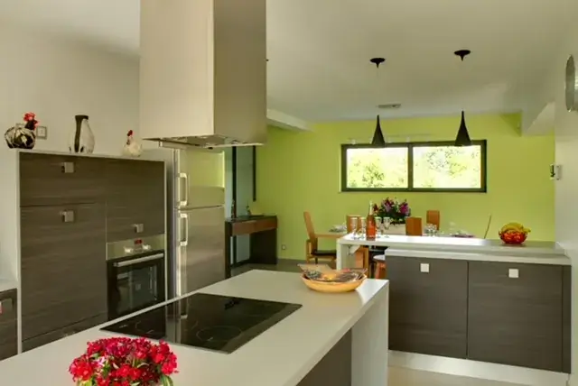  Cuisine équipée lumineuse et moderne