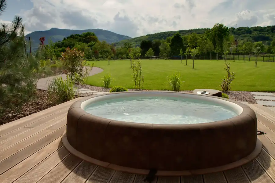 extérieur et vue sur le jardin tondu